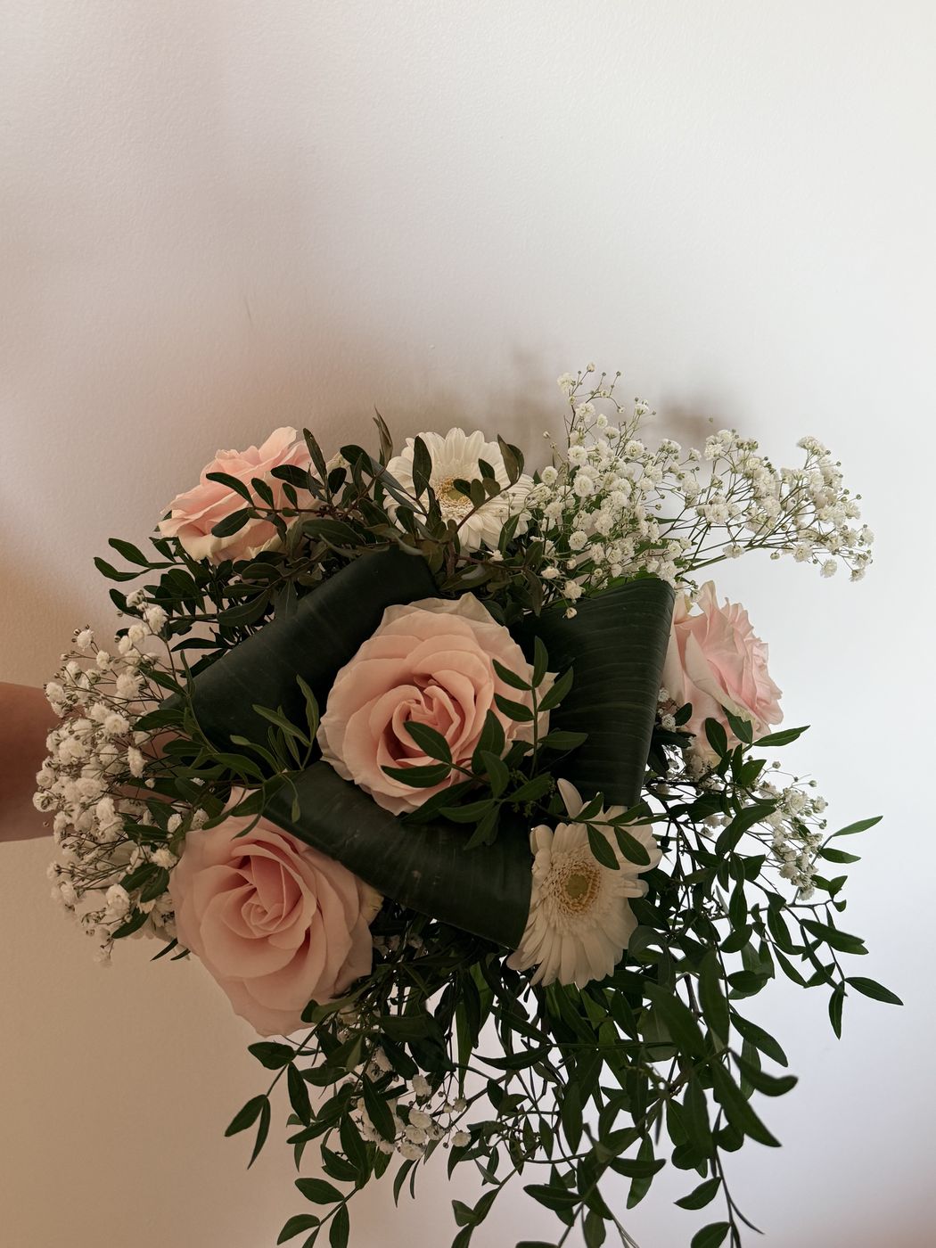 Bouquet de roses pâles et gypsophile