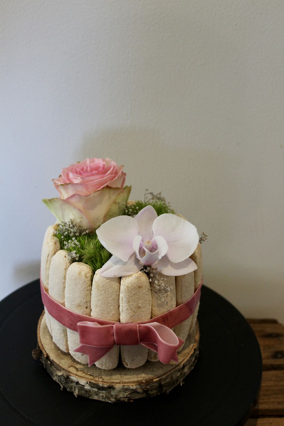 Charlotte fleurie aux biscuits, rose et orchidée