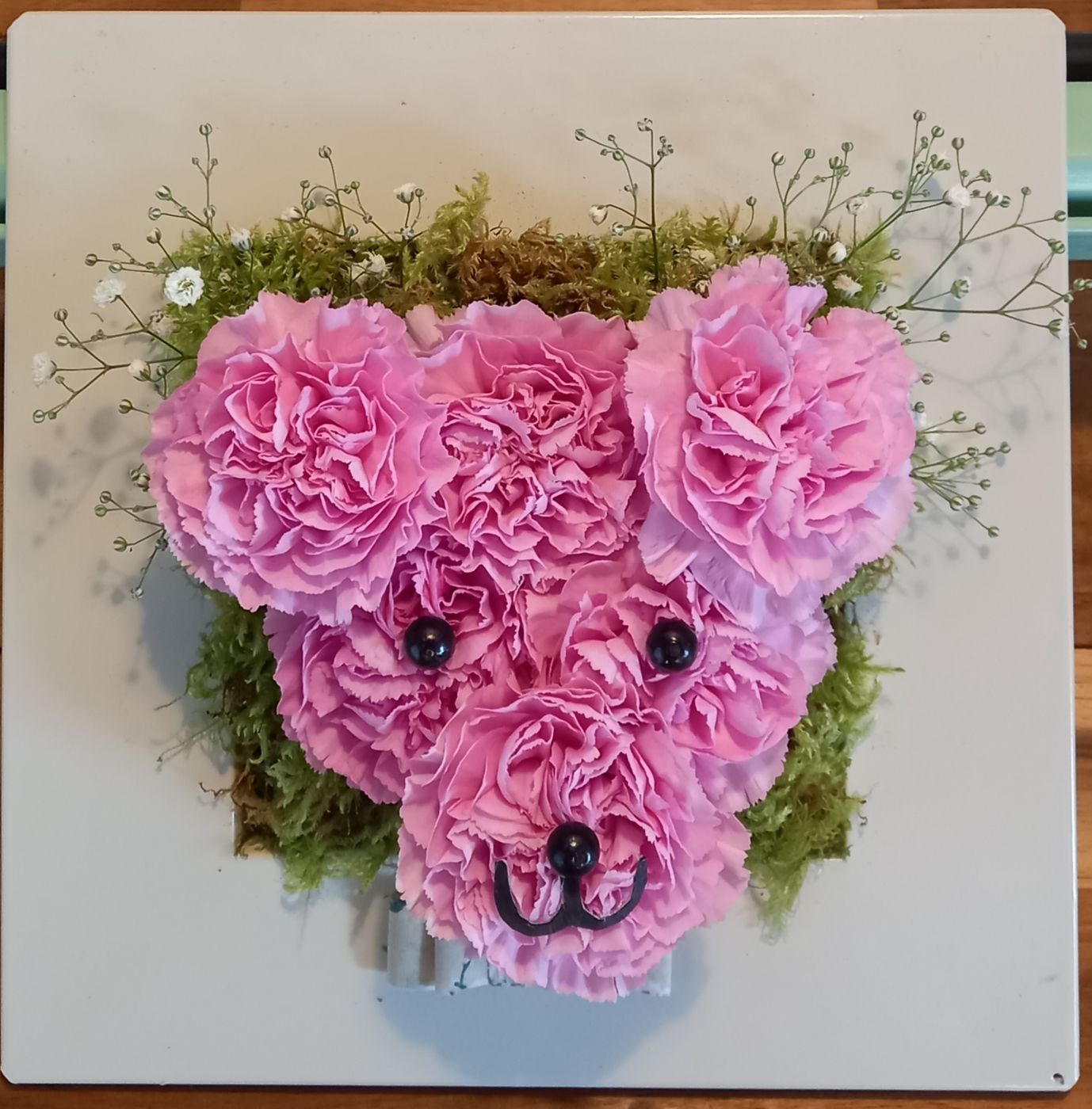 Cochon en œillets roses