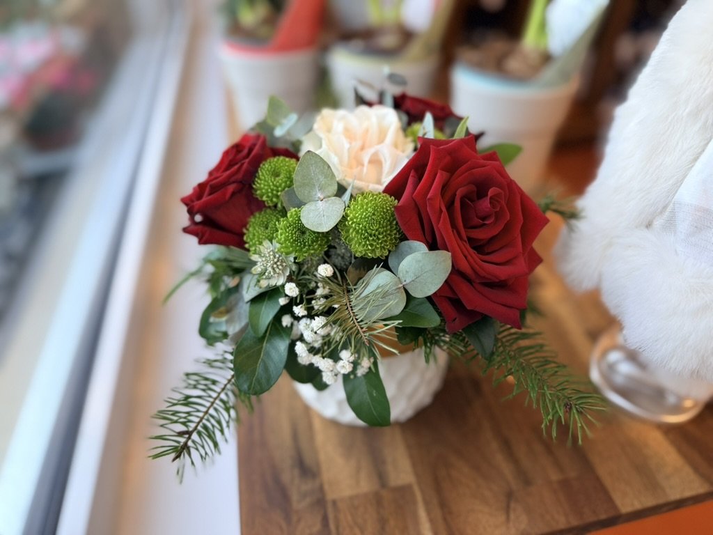 Composition de roses rouges et blanches