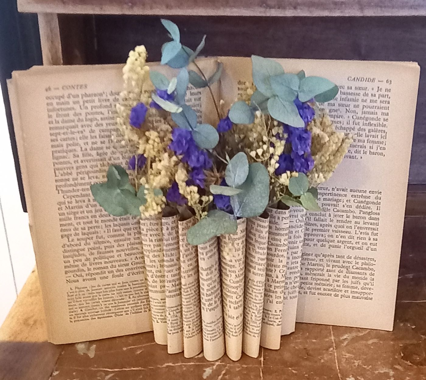 Livre ancien fleuri de fleurs séchées