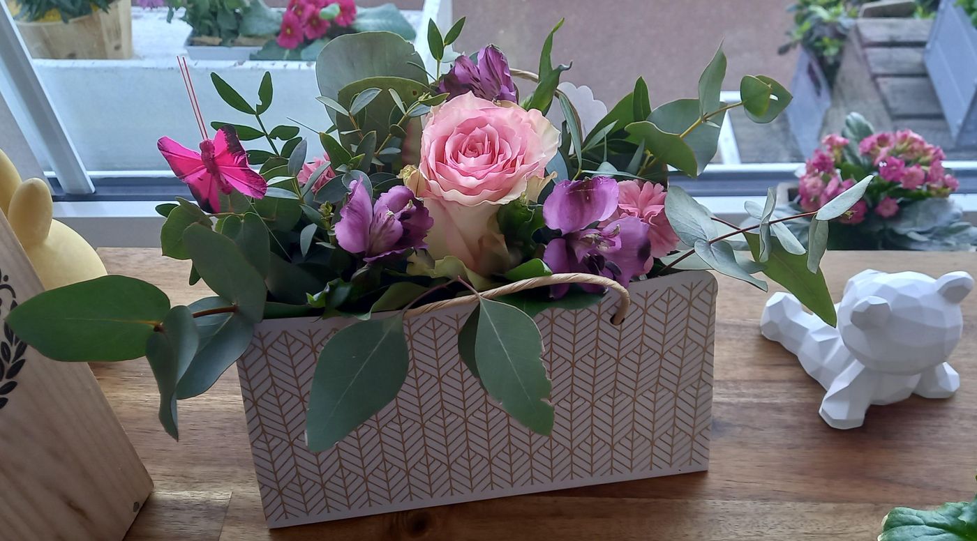 Panier fleuri en rotin